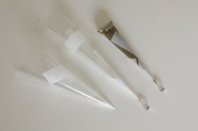 コーンは、制作方法によって実に様々な種類があります。アーティストの手に一番しっくりくるコーンを作ることは、メヘンディの出来を大きく左右します。
